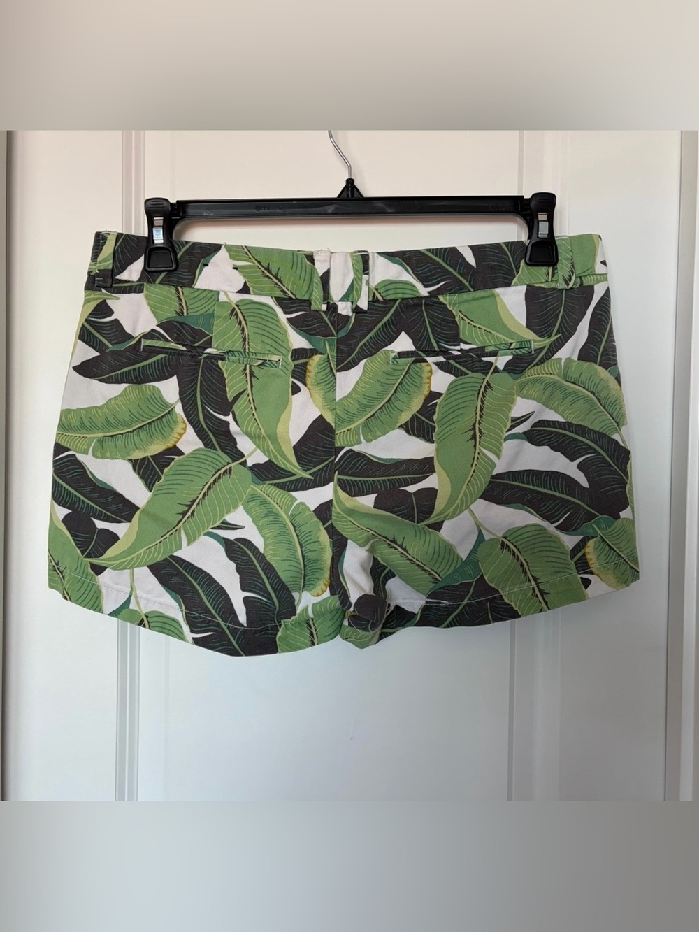 JCP- Tropical Leaf Print Women’s Shorts - Green
Size 8